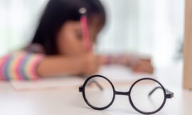 Como incentivar as crianças a usarem os óculos