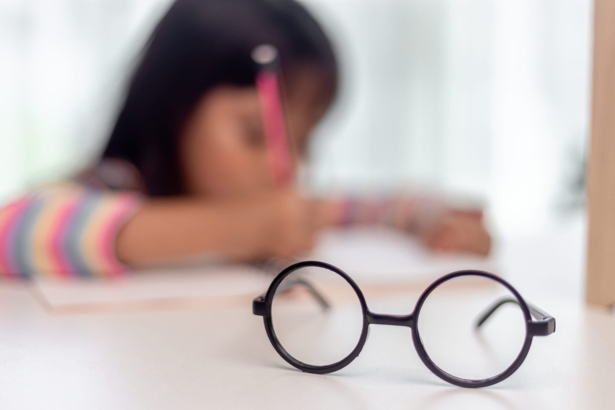 crianças a usar óculos