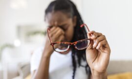 Conjuntivite quando se usa óculos: causas, sintomas e tratamento