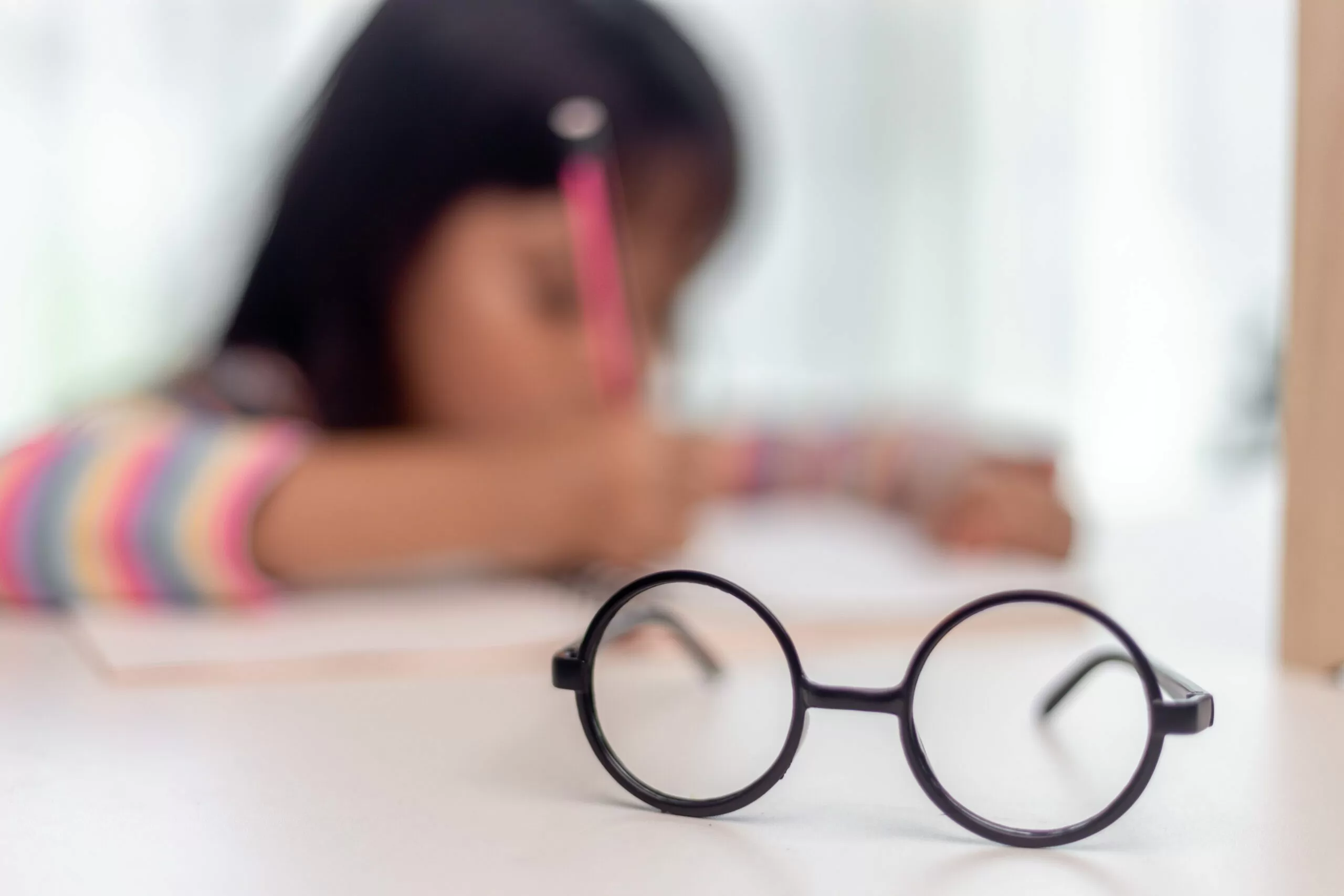 crianças a usar óculos